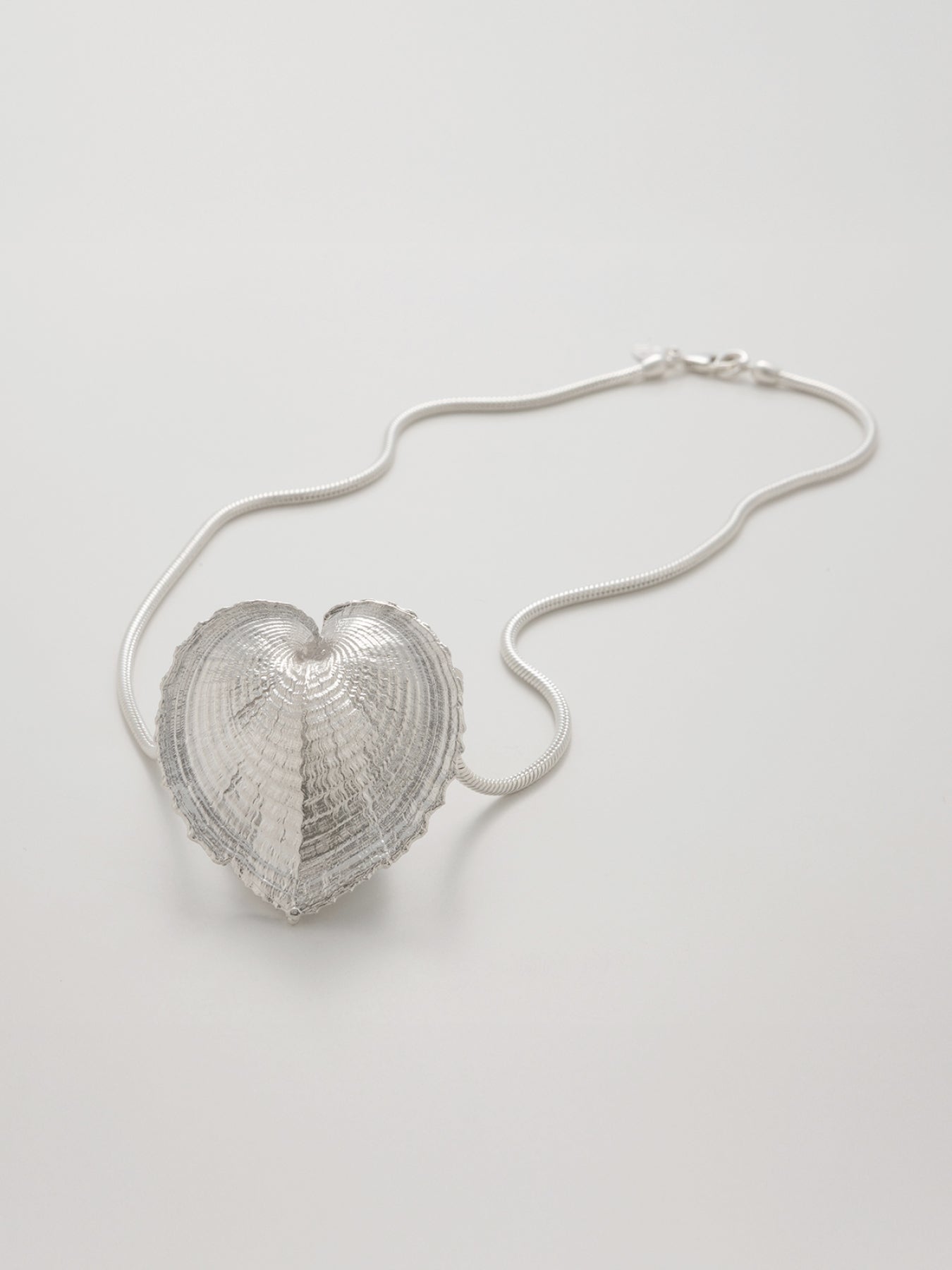 Statement Shell Heartbeat Necklace